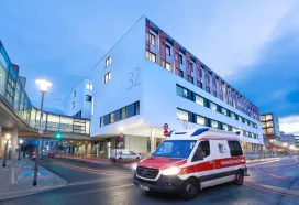 Uniklinik Dresden, Gebäude mit Krankenwagen